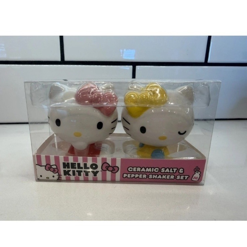 Hello Kitty, Ceramic‎ Salt And Pepper Shaker Set NEW